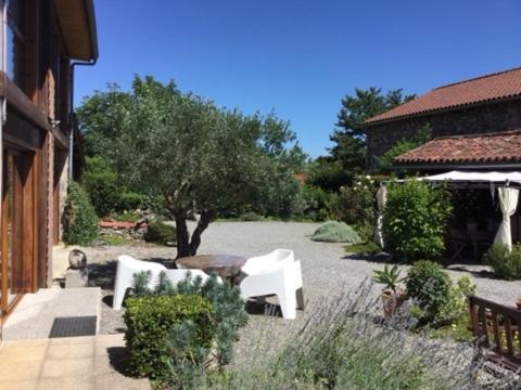 Loft Atypique Bed & Breakfast Villeneuve-de-Rivière Exterior foto