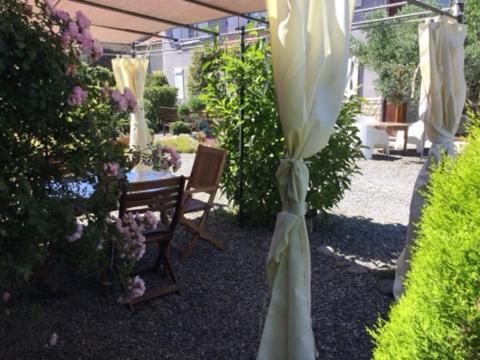 Loft Atypique Bed & Breakfast Villeneuve-de-Rivière Exterior foto
